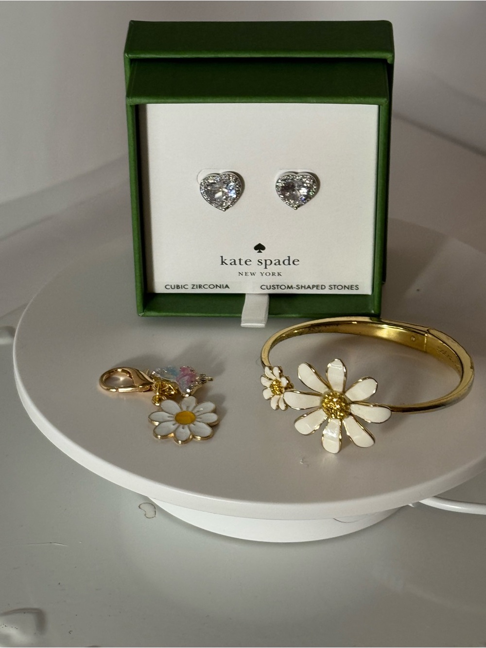 2 pc Bundle Kate spade Daisy Jewelry Set with Heart Studs. NWT NWOT